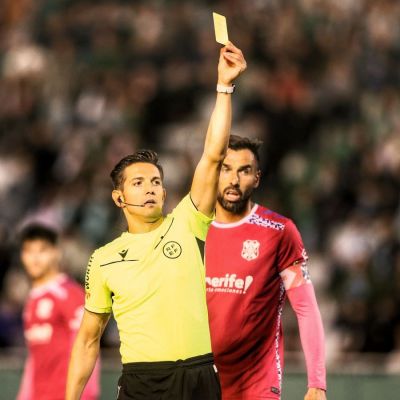 Muresan Muresan sacando una tajeta amarilla en un Tenerife-Racing de Ferrol (LaLiga)