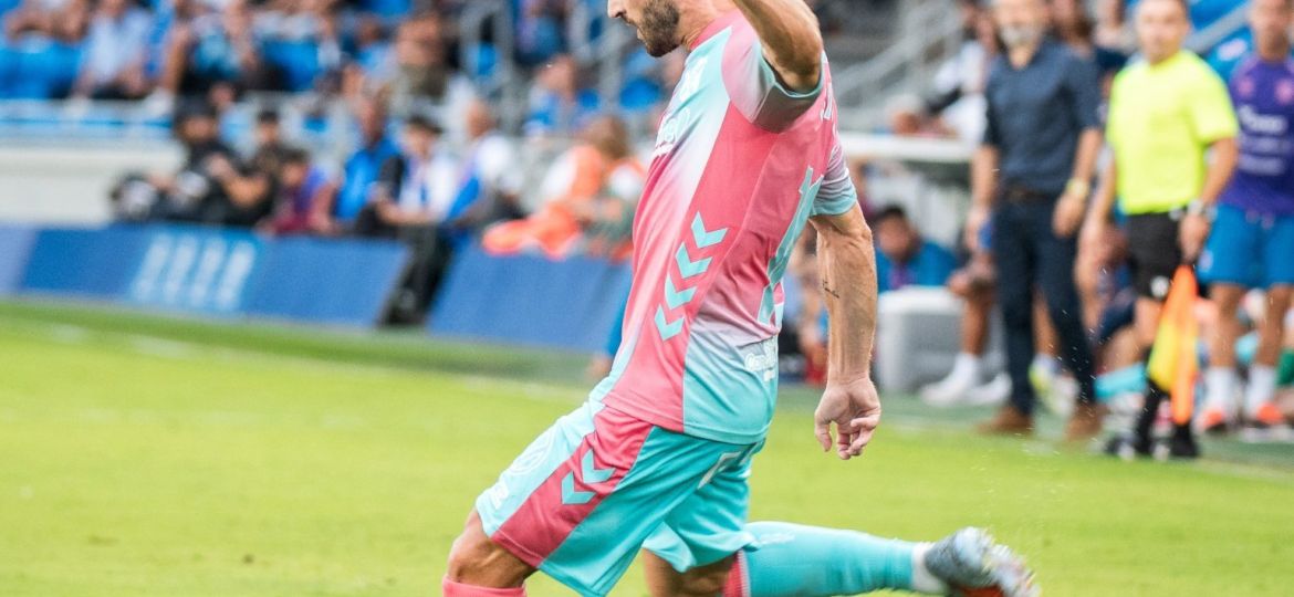 Nacho Gil antes de poner un centro (CD Tenerife)