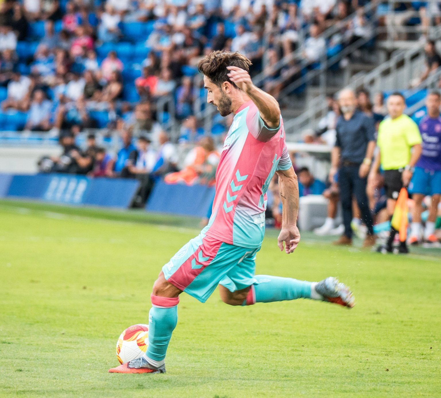 Nacho Gil antes de poner un centro (CD Tenerife)