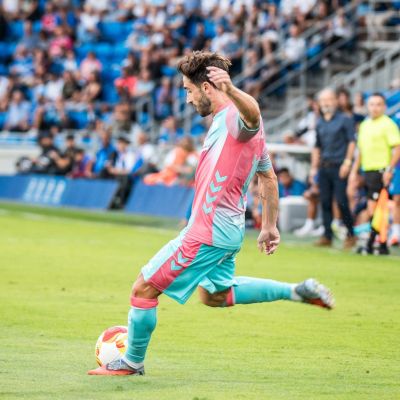 Nacho Gil antes de poner un centro (CD Tenerife)