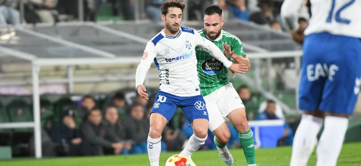 Nacho Gil con el balón en los pies (CD Tenerife)