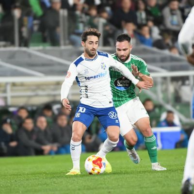Nacho Gil con el balón en los pies (CD Tenerife)