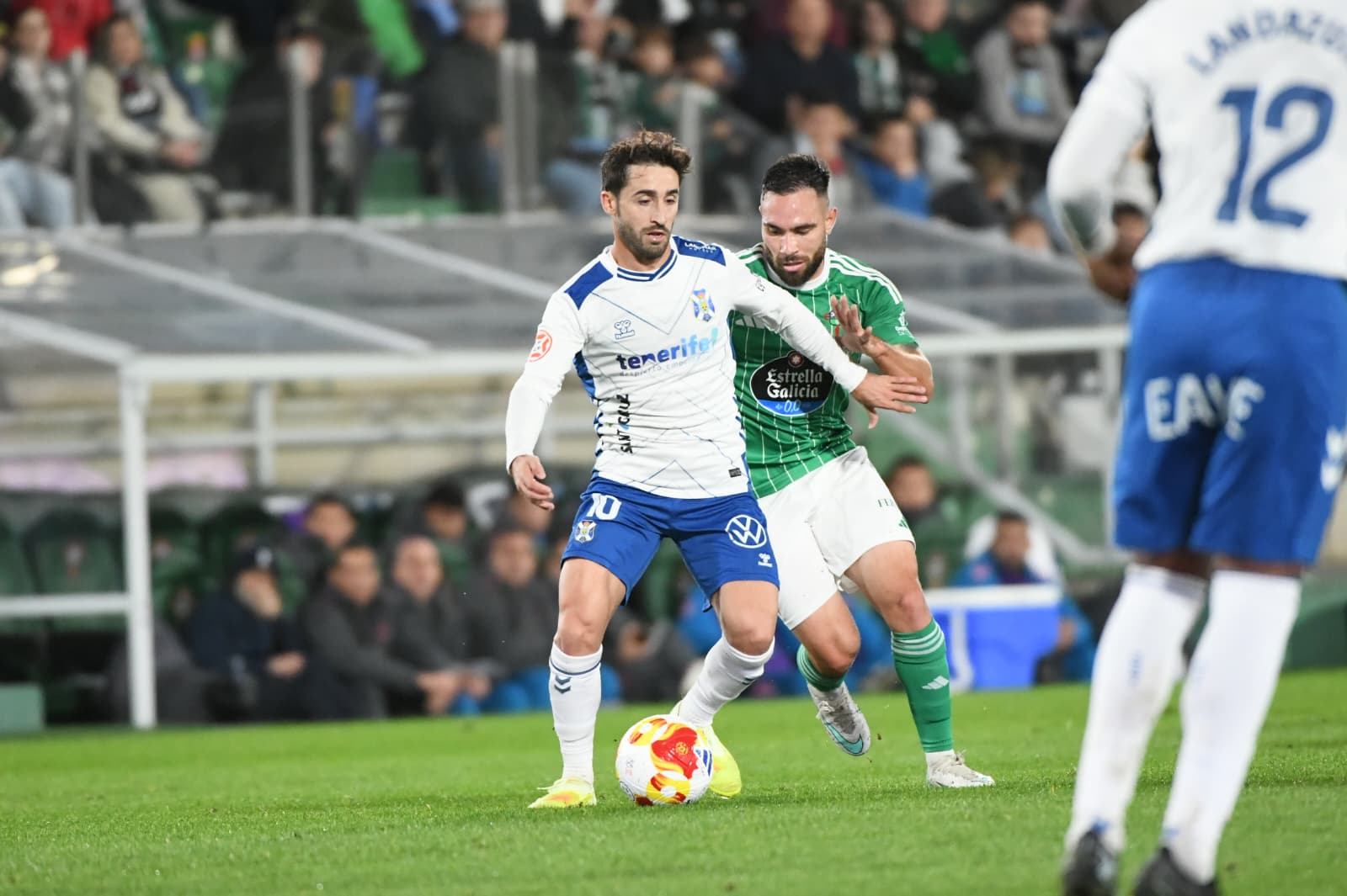 Nacho Gil con el balón en los pies (CD Tenerife)