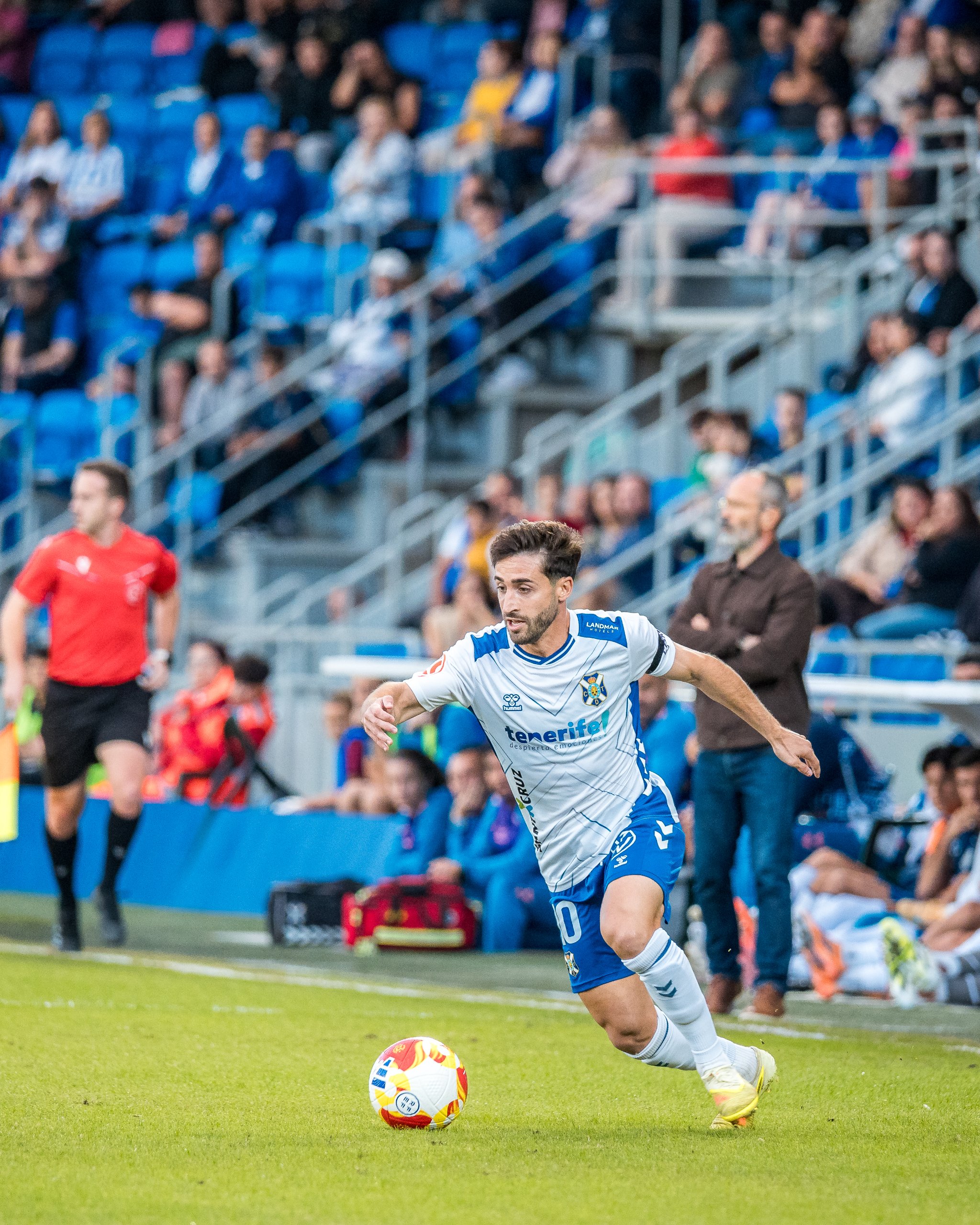 Nacho Gil conduce un balón (CD TENERIFE).