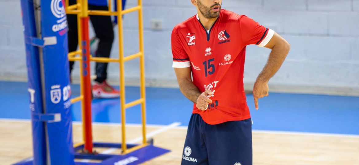 Nacho Roberts mostrando la jugada (CEDIDA)