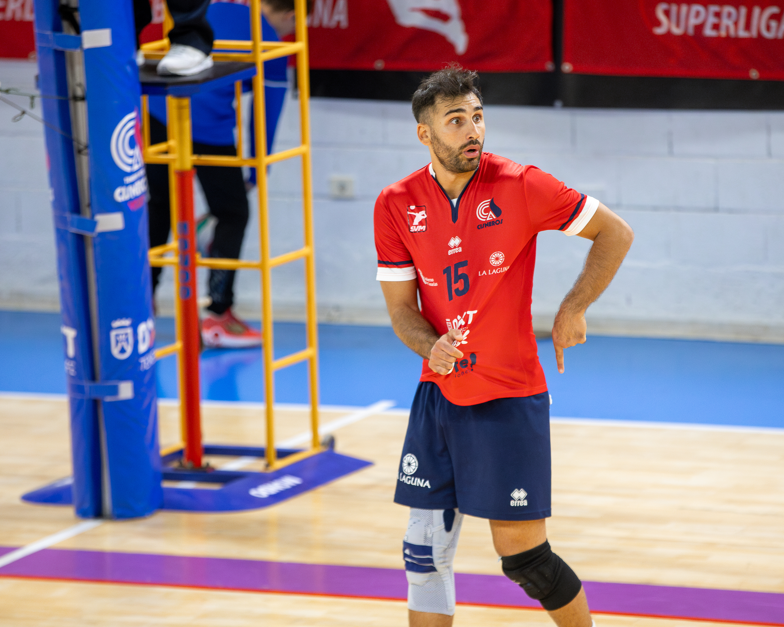 Nacho Roberts mostrando la jugada (CEDIDA)