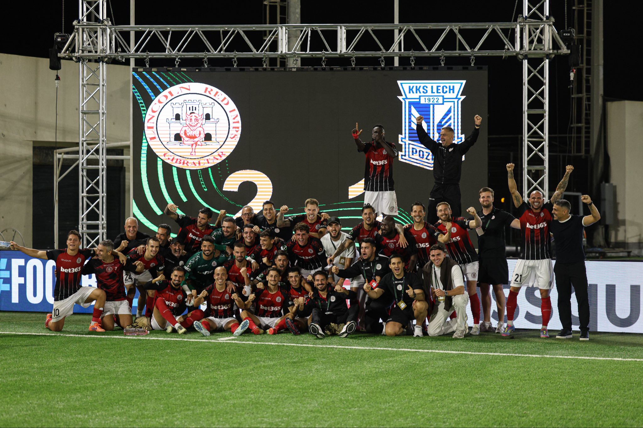 Nauzet celebra junto a sus compañeros un triunfo histórico (@LincolnRedImps).