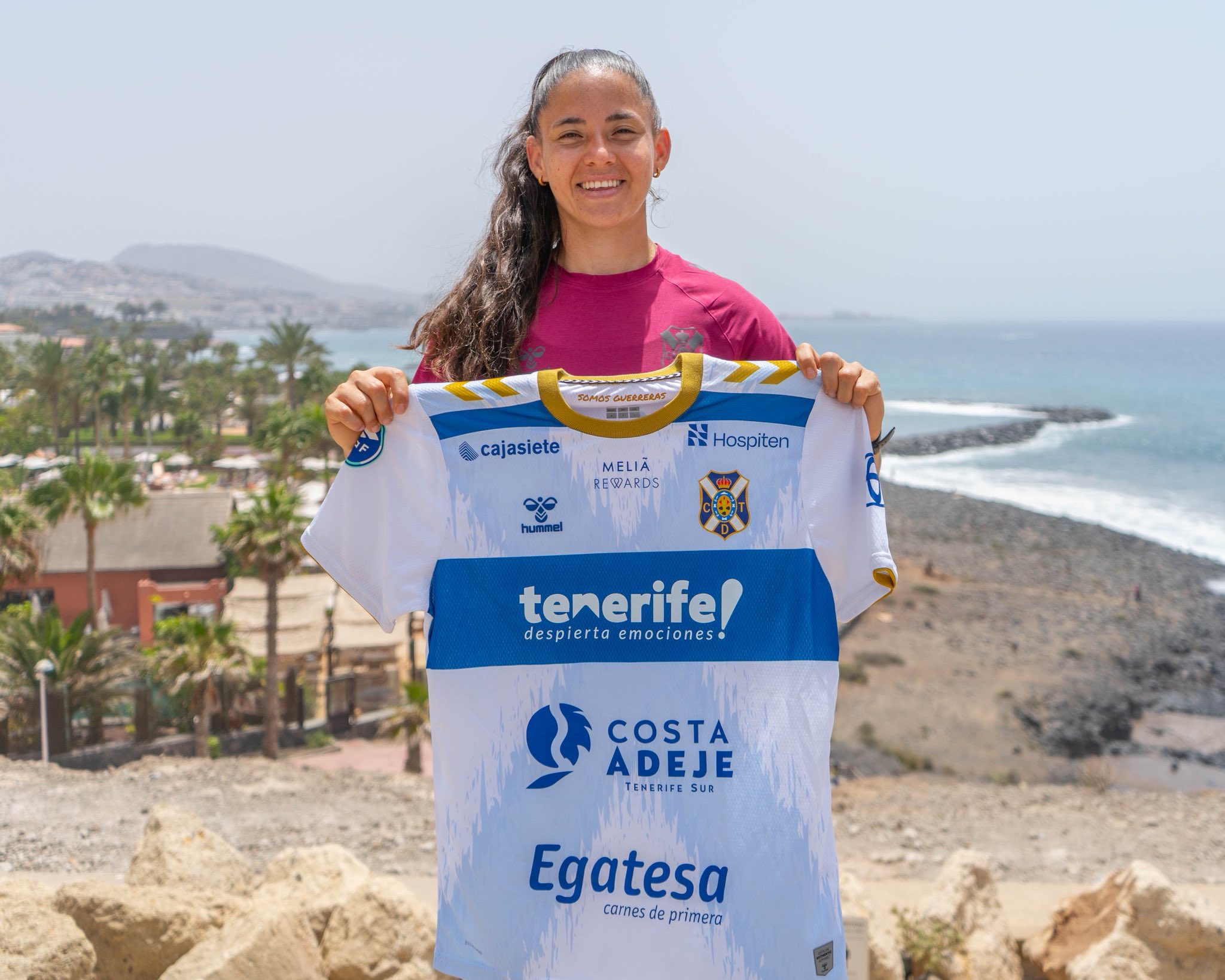 Nay Cáceres en su presentación (@CDTFemenino)