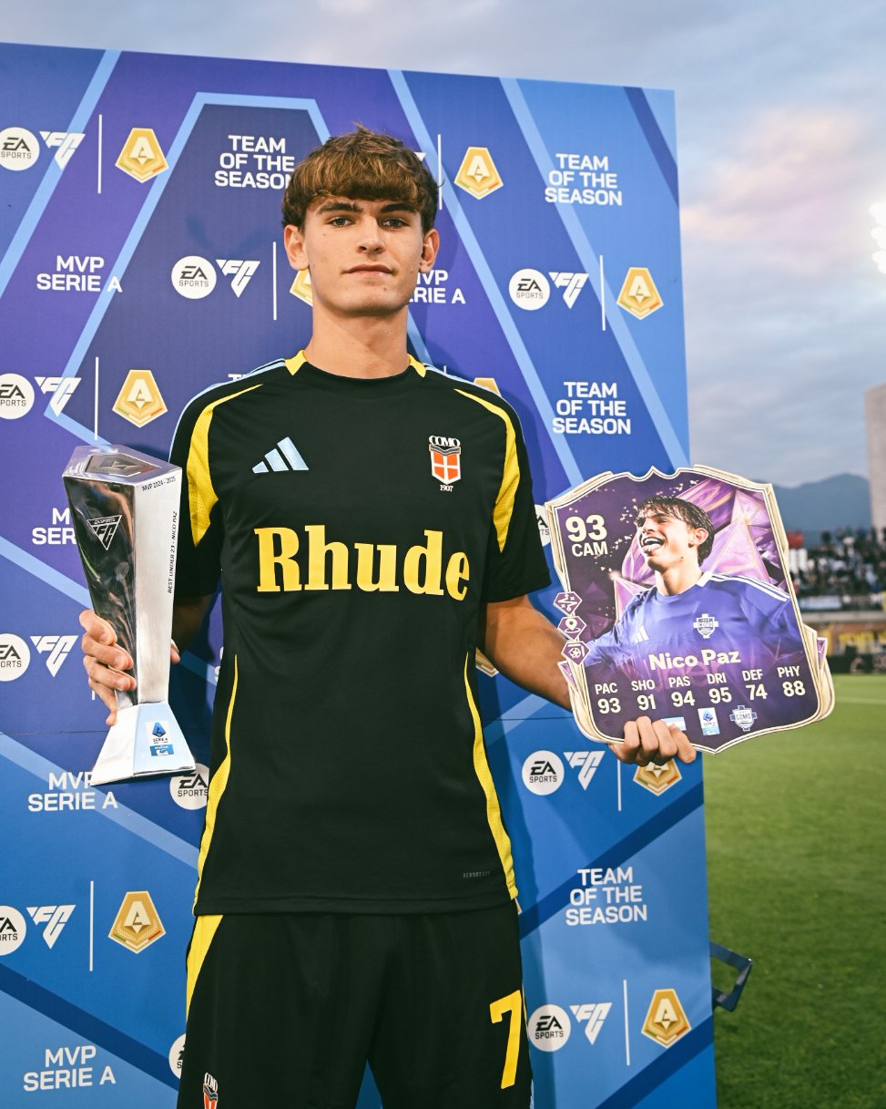 Nico Paz recibe el premio (@COMO_1907).