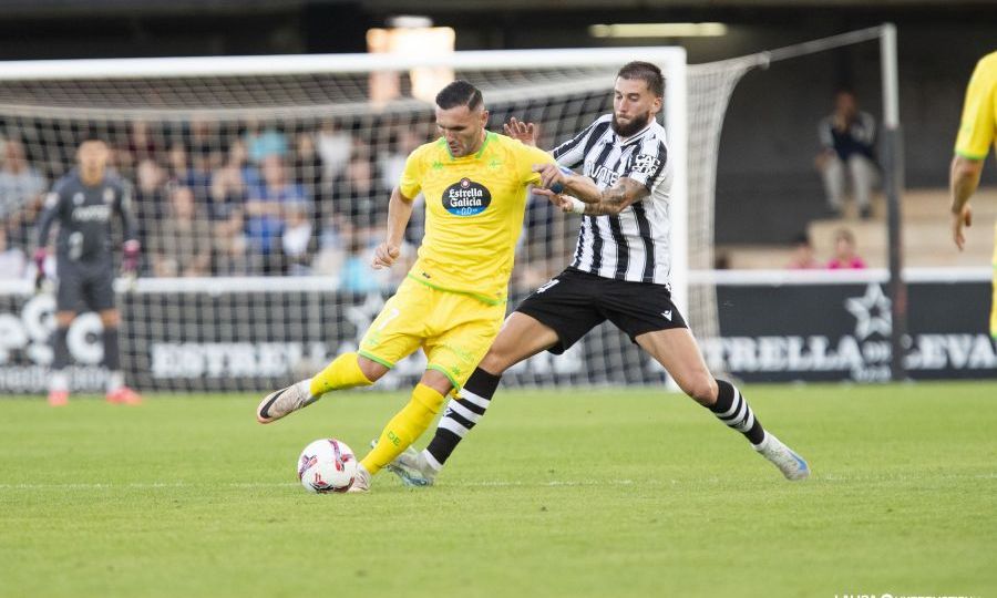 Nikola Sipcic pugnando con Lucas Pérez (La Liga)