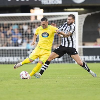 Nikola Sipcic pugnando con Lucas Pérez (La Liga)