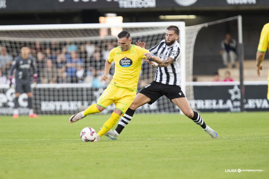 Nikola Sipcic pugnando con Lucas Pérez (La Liga)