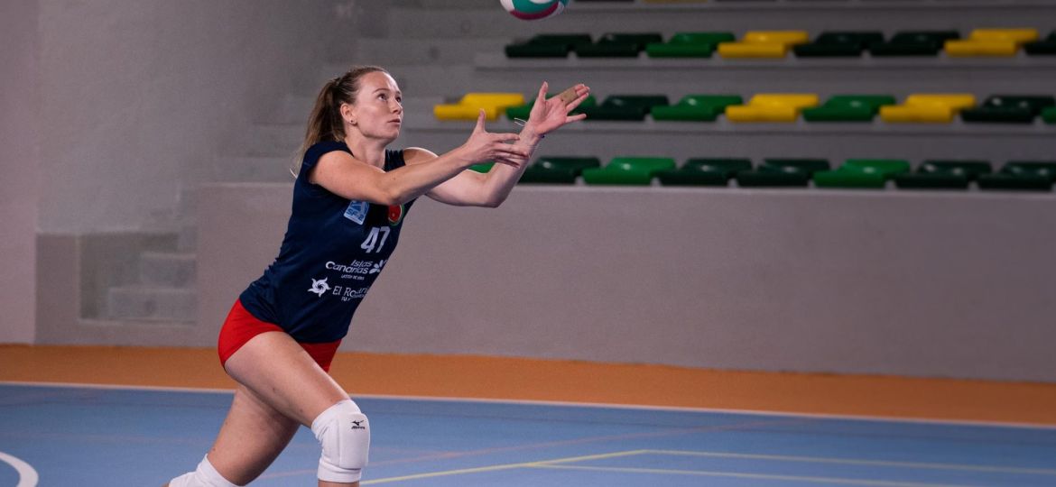 Nikola Einberga sacando (CEDIDA)