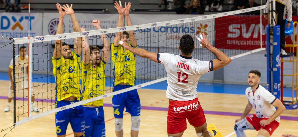 Sergio Noda tratando de rematar en el último derbi liguero ante el CV Guaguas (CEDIDA)