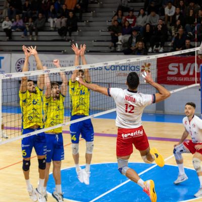 Sergio Noda tratando de rematar en el último derbi liguero ante el CV Guaguas (CEDIDA)