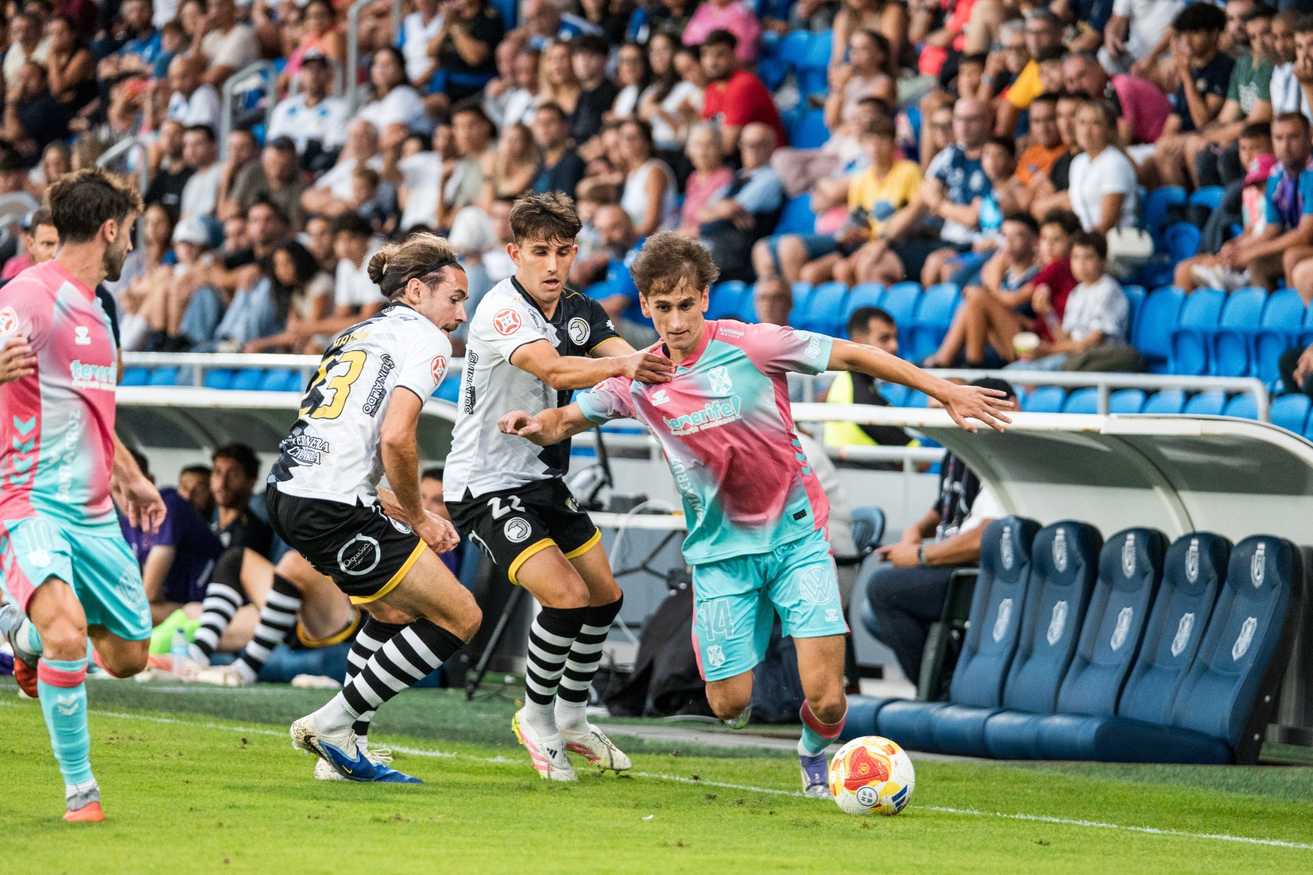 Noel López conduce un balón (CD TENERIFE).