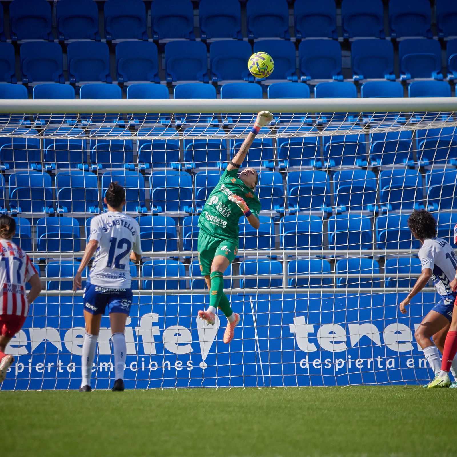 Noelia Ramos realiza una parada (CD TENERIFE FEMENINO).