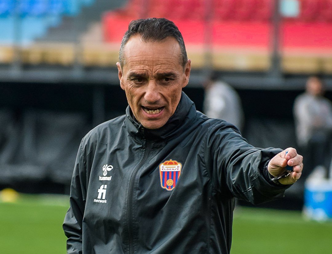 Oltra dirigiendo un entrenamiento (@CD_Eldense)