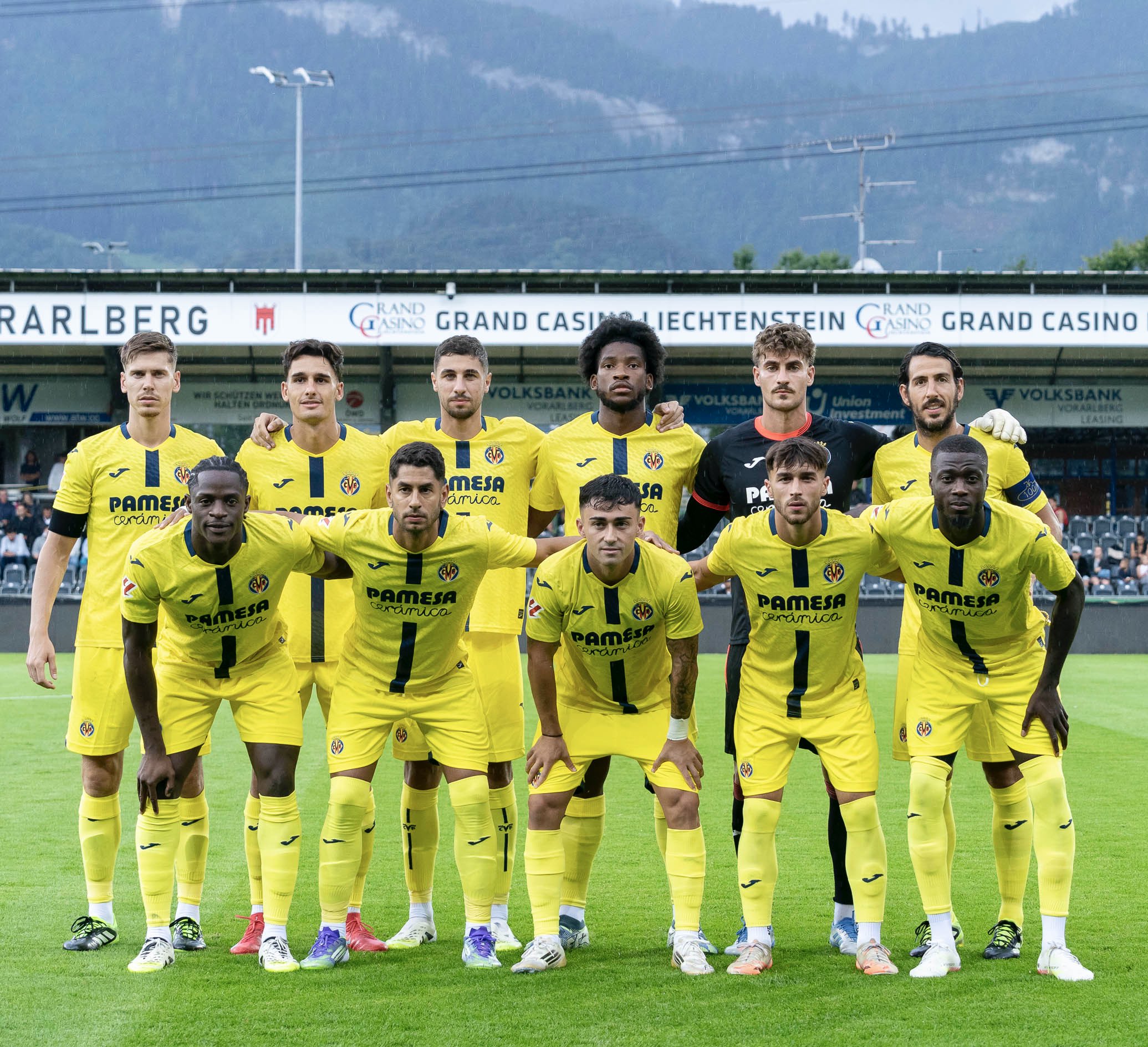 Once amarillo con Ayoze Pérez y Moleiro (@VillarrealCF)