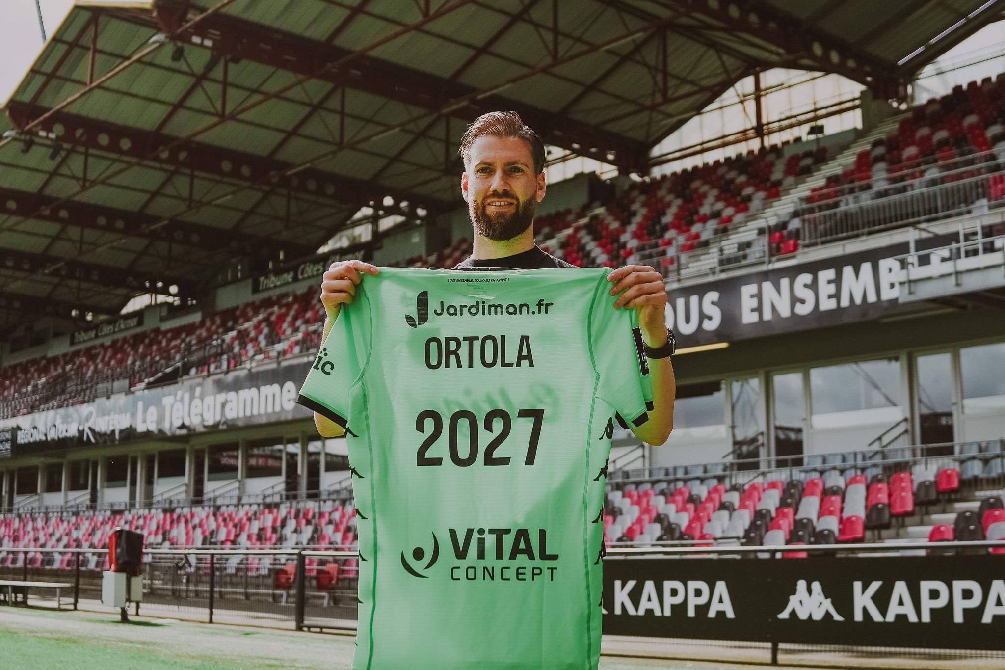 Ortolà con su nueva camiseta (EA Guingamp)