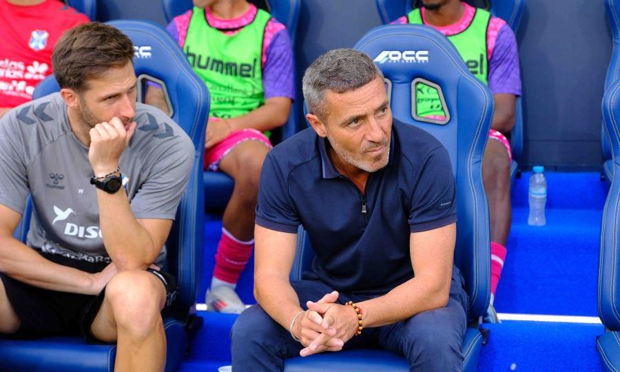 Óscar Cano en el banquillo del Nuevo Mirandilla (La Liga)