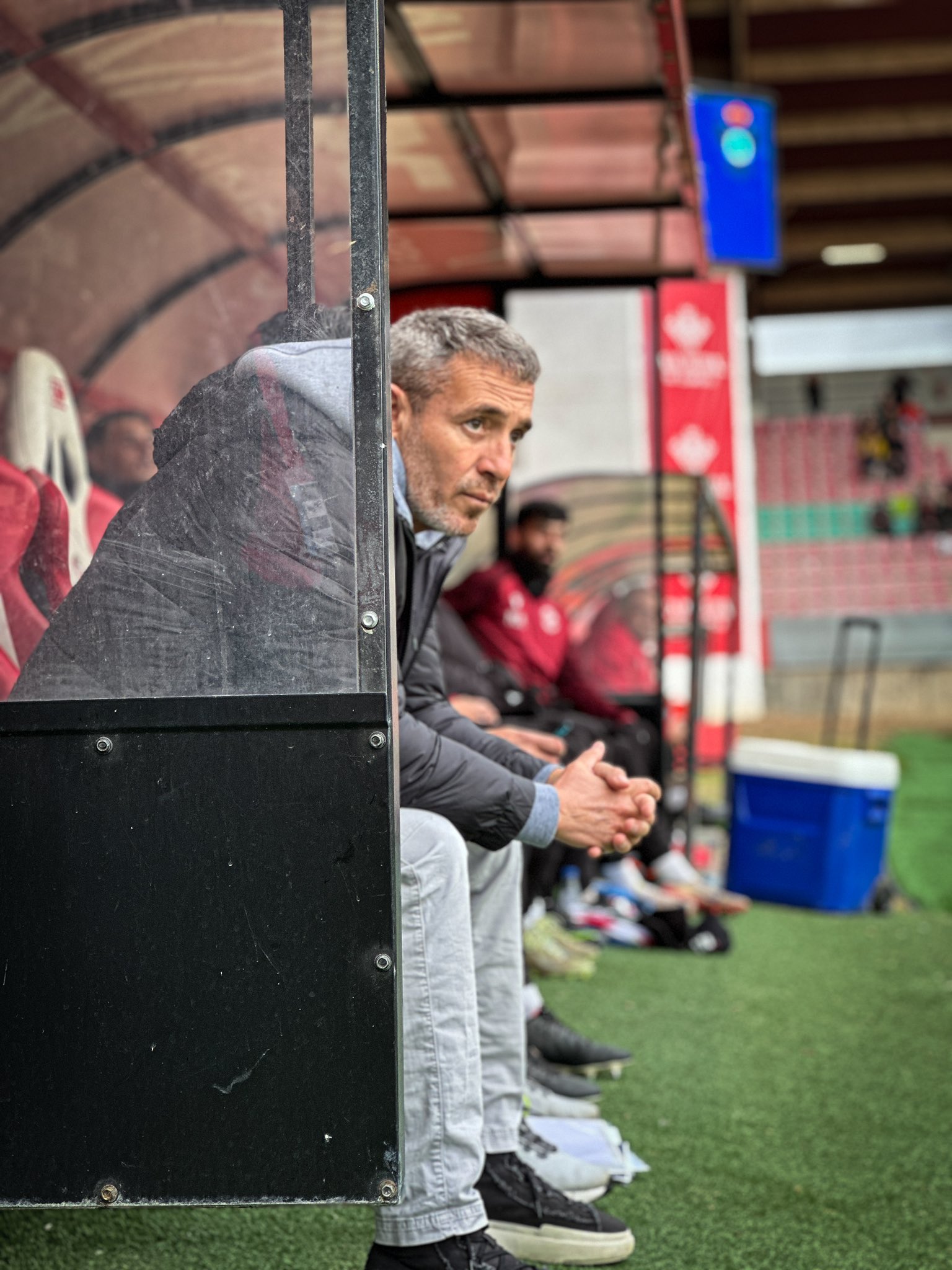 Óscar Cano en el banquillo del Ruta de la Plata (@ZCFoficial)