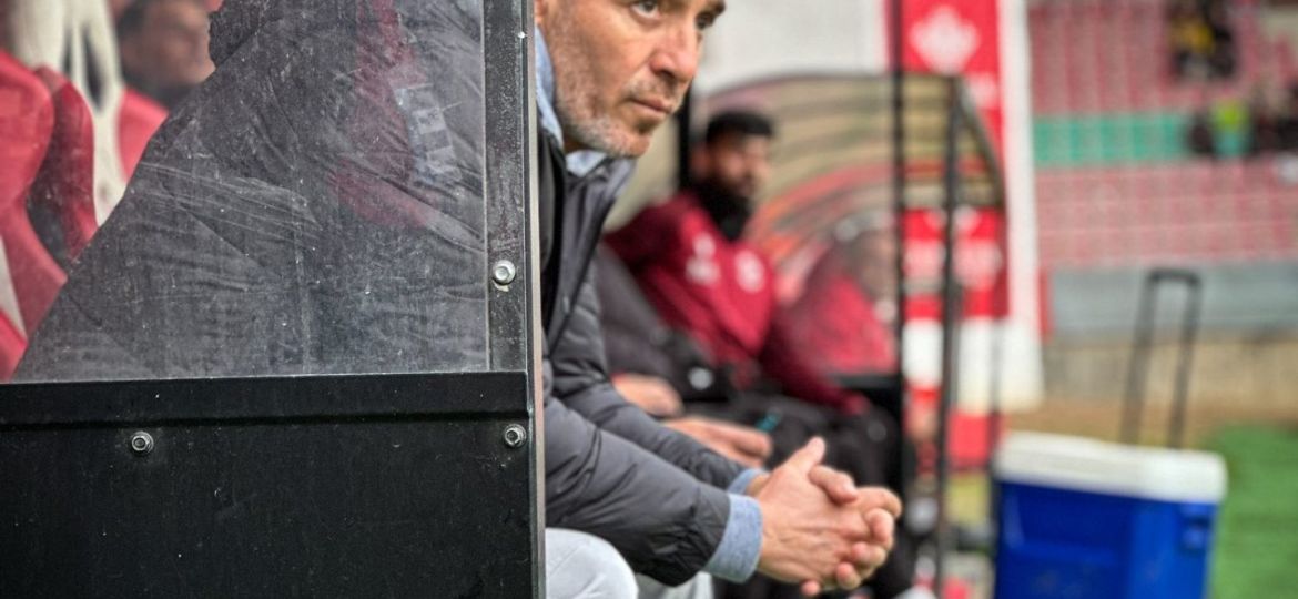 Óscar Cano en el banquillo del Ruta de la Plata (@ZCFoficial)