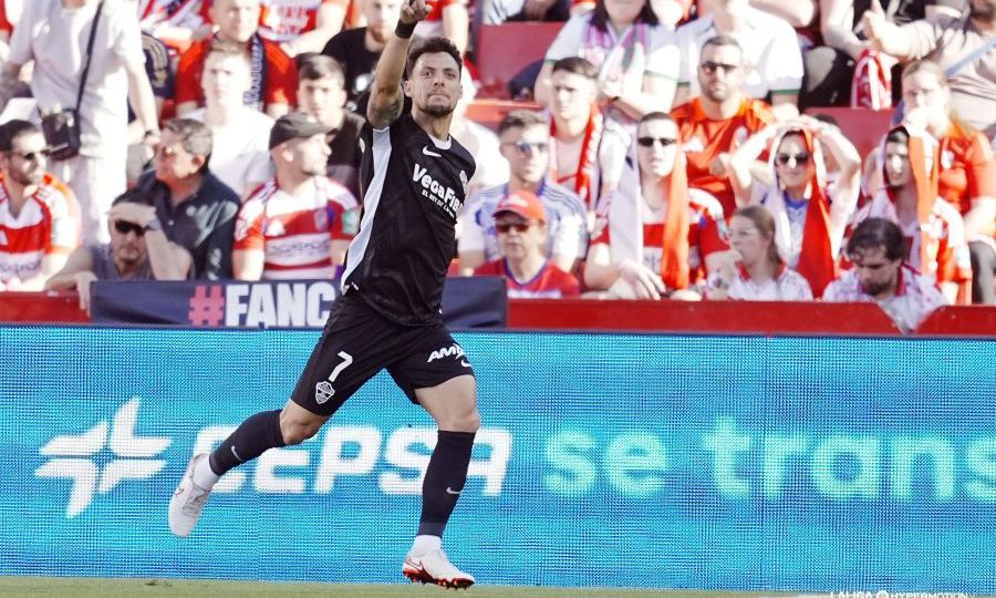 Óscar Plano celebra su tanto ante el Granada CF (LaLiga)