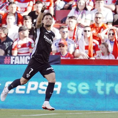 Óscar Plano celebra su tanto ante el Granada CF (LaLiga)