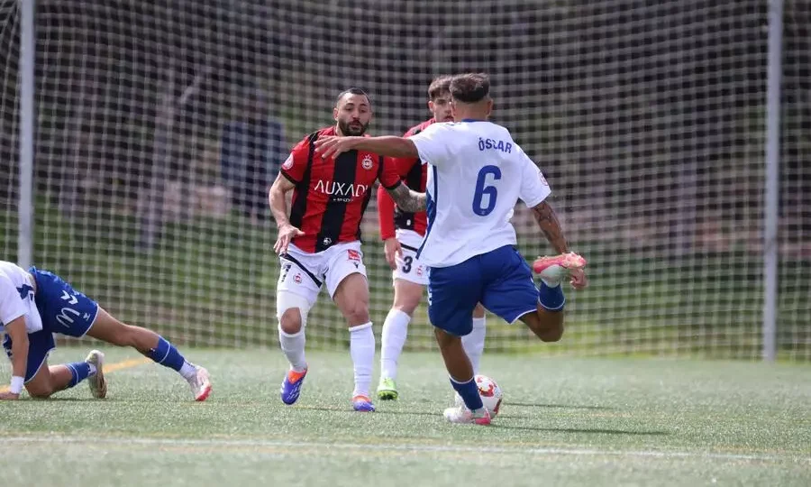 Óscar antes de tirar a portería (CD Tenerife)