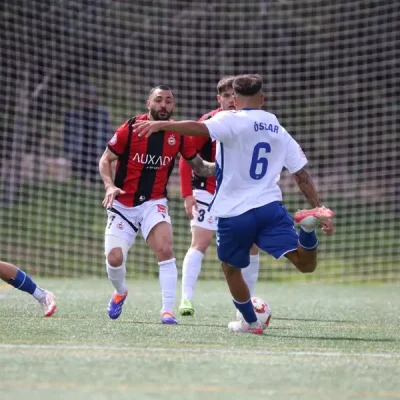 Óscar antes de tirar a portería (CD Tenerife)