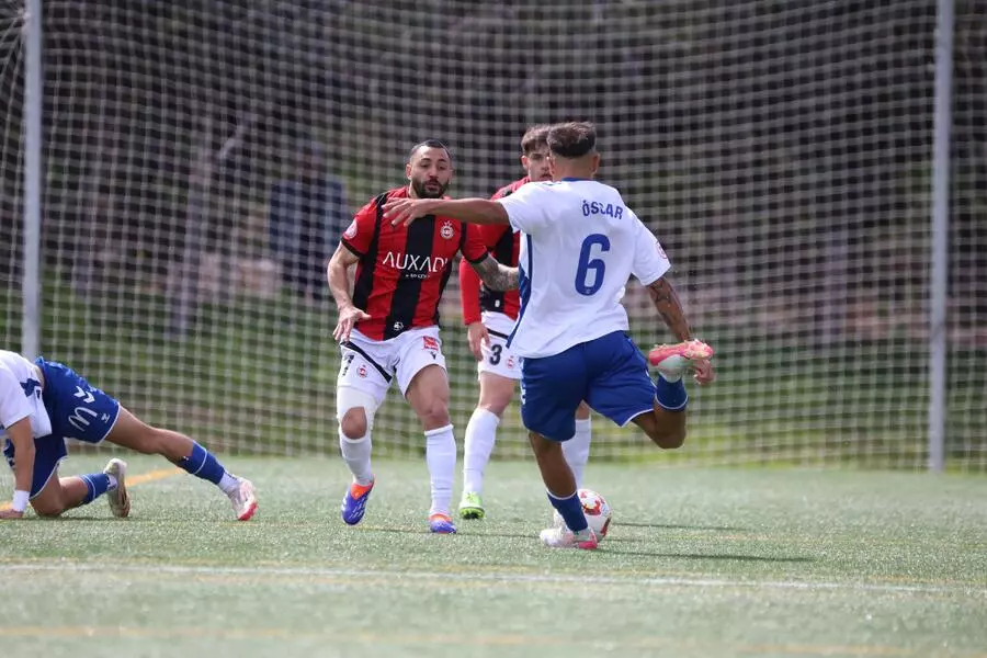 Óscar antes de tirar a portería (CD Tenerife)