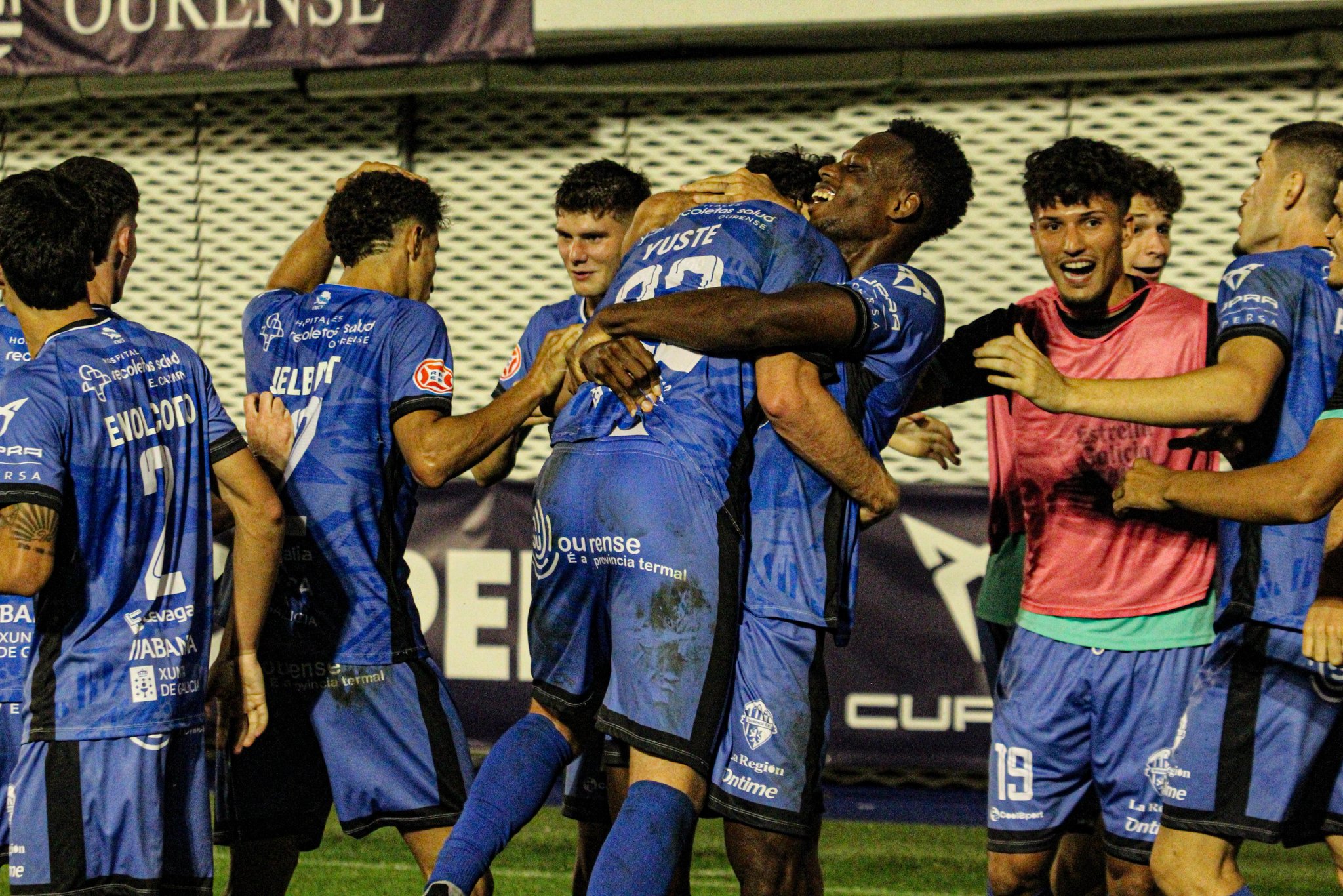 Los jugadores del Ourense celebran la clasificación (@OURENSE_CF).