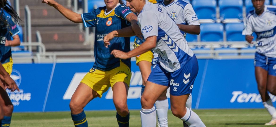 Paola Hernández ante la defensa del Espanyol (CEDIDA)