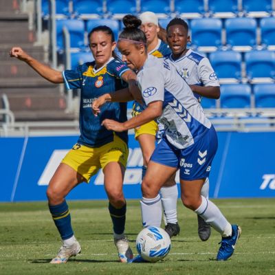 Paola Hernández ante la defensa del Espanyol (CEDIDA)