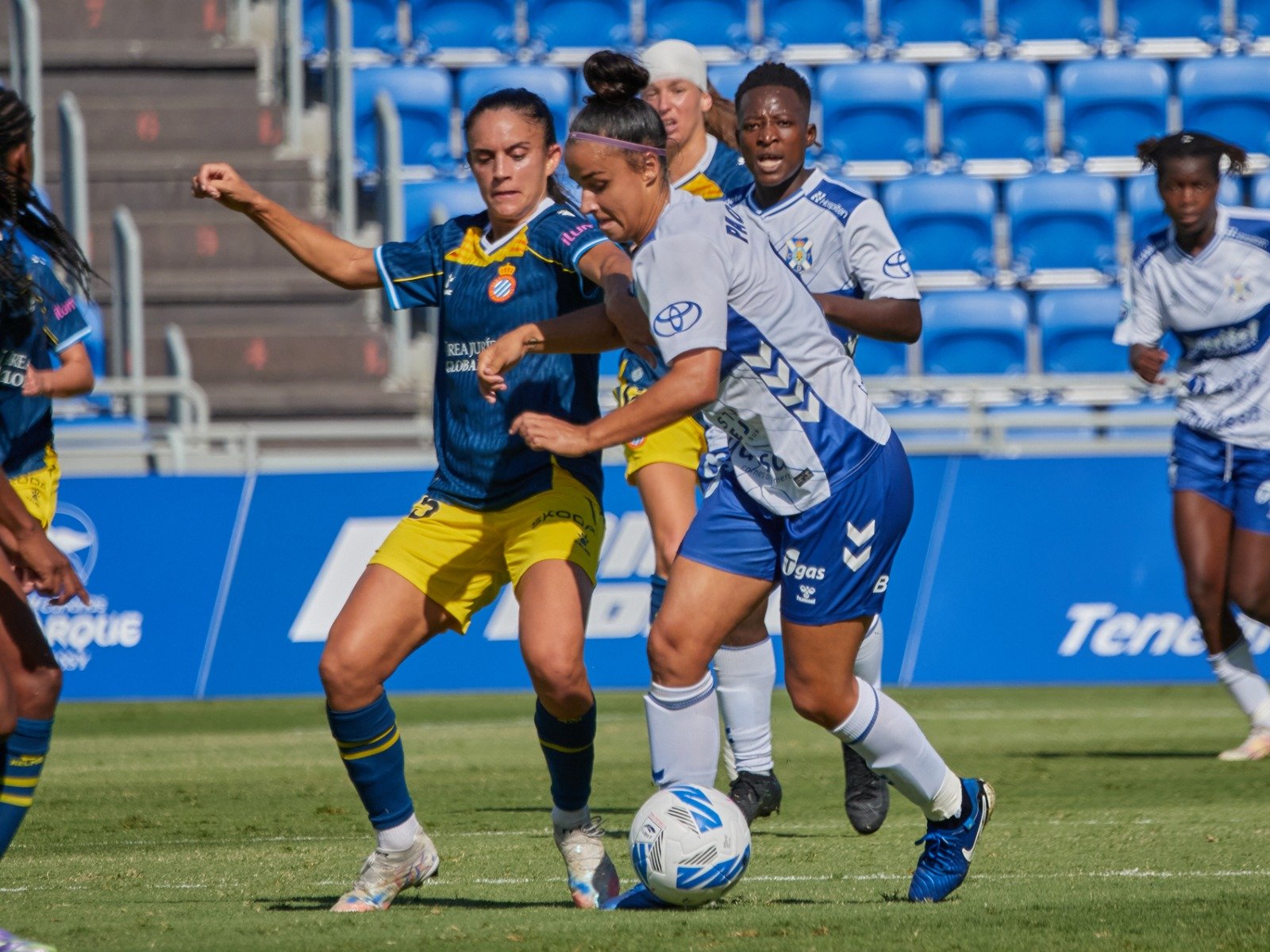 Paola Hernández ante la defensa del Espanyol (CEDIDA)