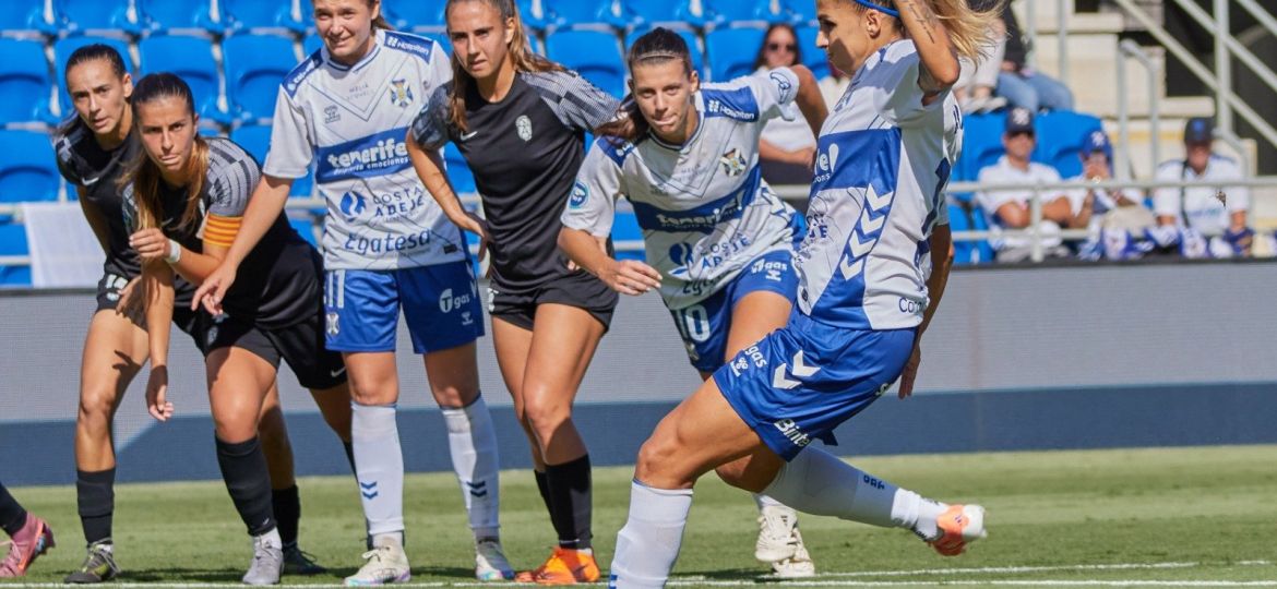 Natalia Ramos se dispone a tirar un penalti (CEDIDA)