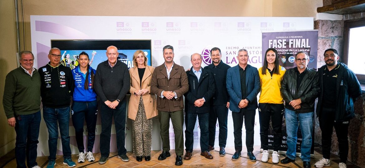 Foto de familia tras la presentación (CEDIDA)