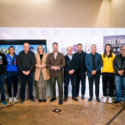Foto de familia tras la presentación (CEDIDA)