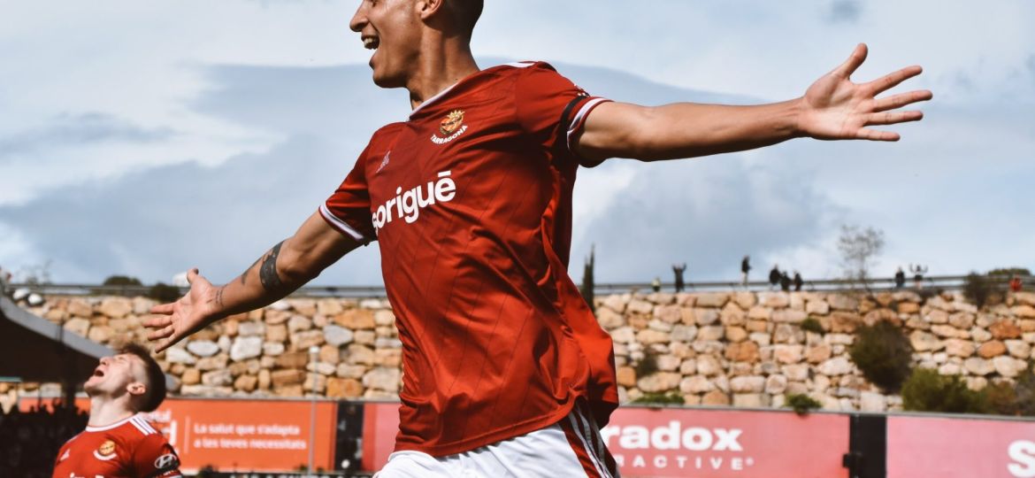 Pablo Fernández celebrando un gol con la escuadra tarraconense (@NASTICTARRAGONA)