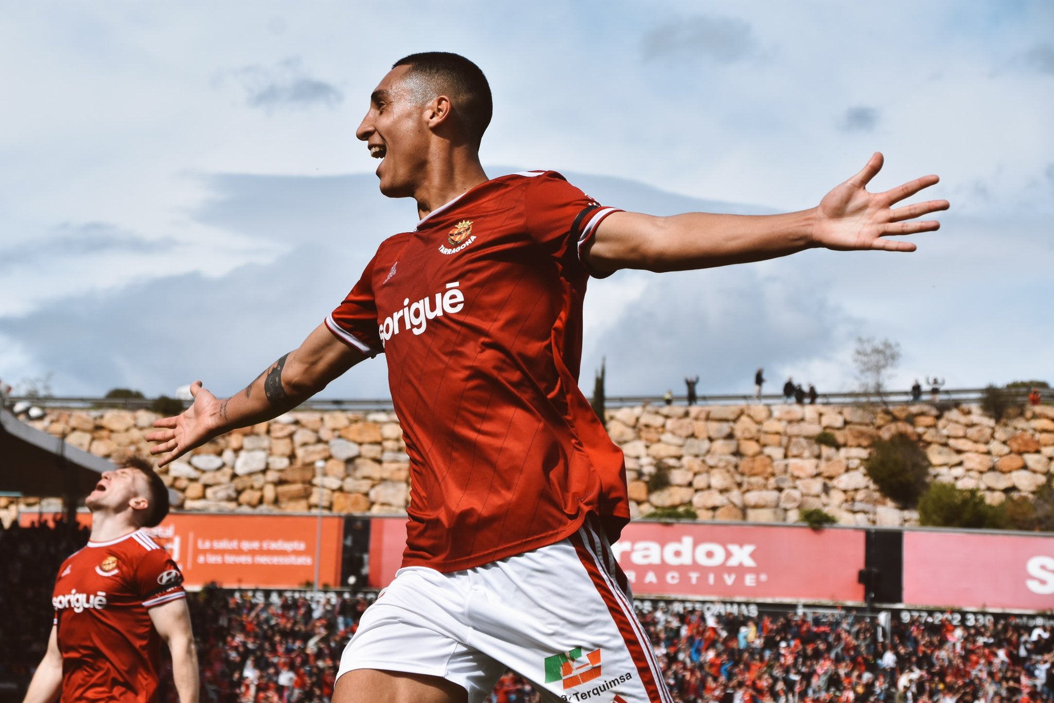 Pablo Fernández celebrando un gol con la escuadra tarraconense (@NASTICTARRAGONA)