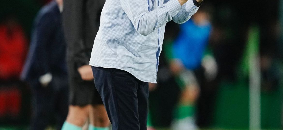 Pacheta dirigiendo a los suyos en un partido de Liga (Granada CF)