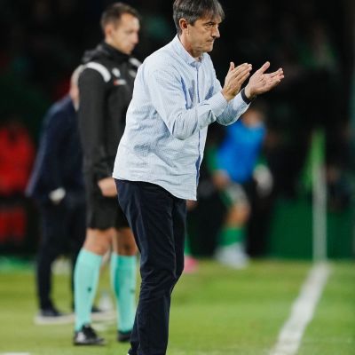 Pacheta dirigiendo a los suyos en un partido de Liga (Granada CF)