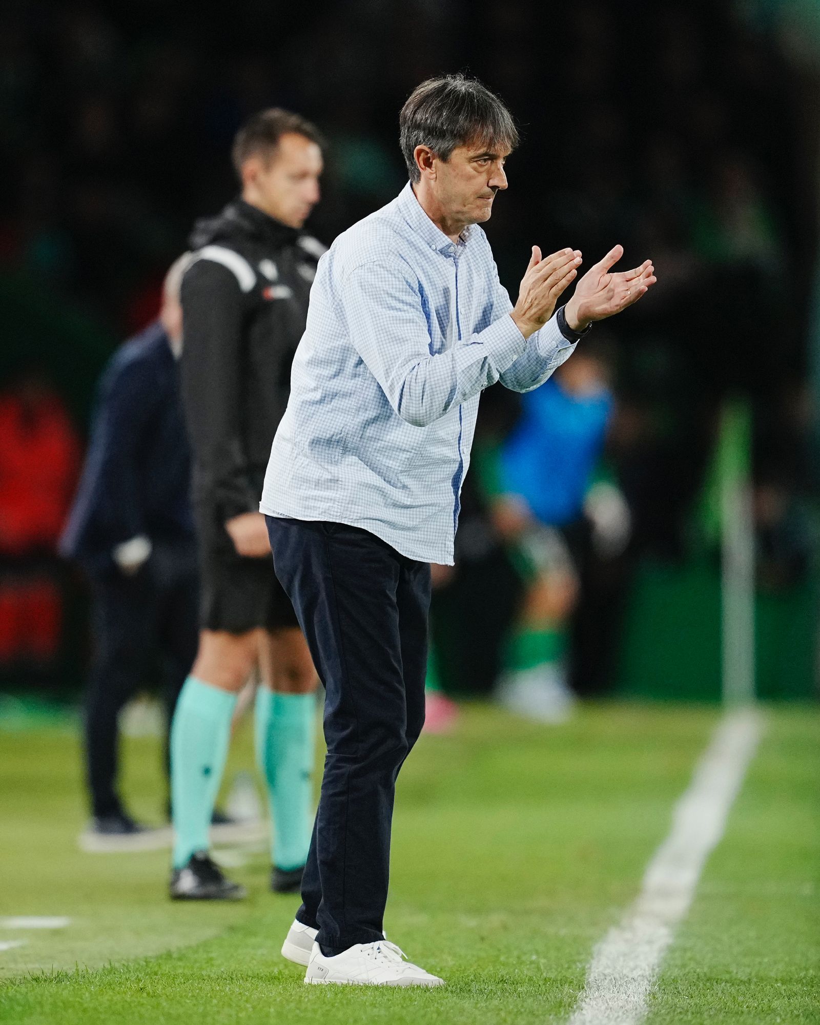 Pacheta dirigiendo a los suyos en un partido de Liga (Granada CF)