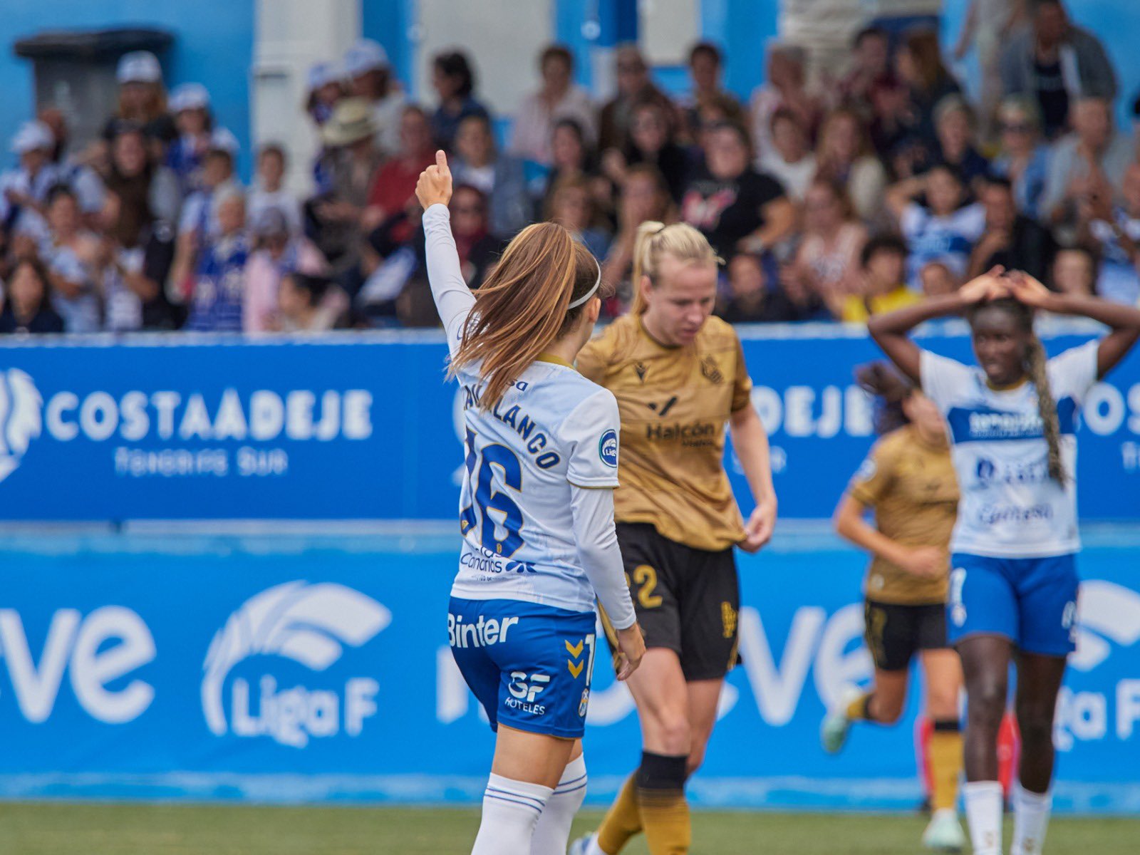 Partido entre las tinerfeñas y la Real Sociedad (@UDCATenerife)