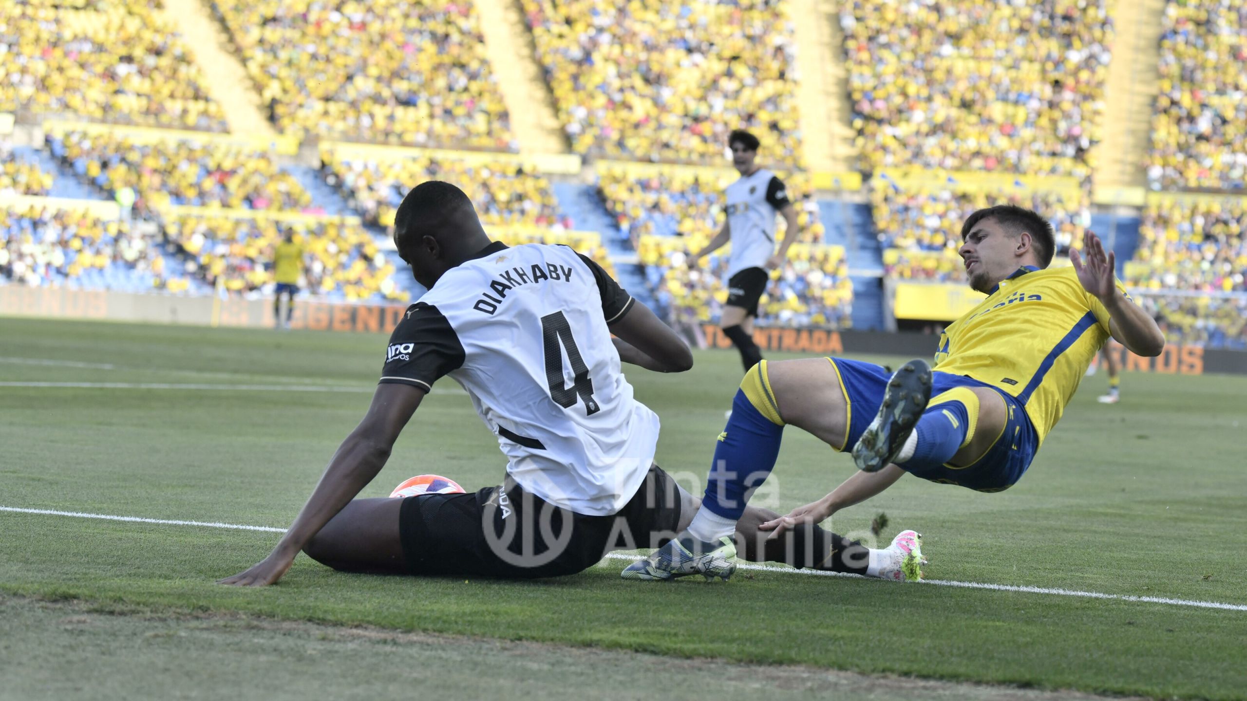 Diakhaby le roba el balón a Manu Fuster (TINTAAMARILLA.ES / C. Torres)