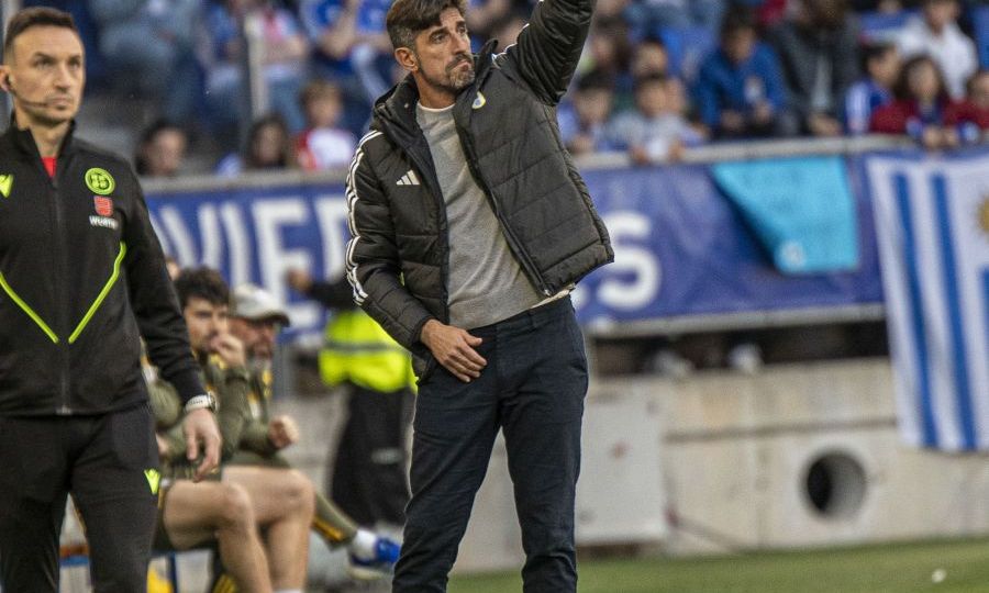 Paunovic durante su debut como entrenador del Real Oviedo (LaLiga)
