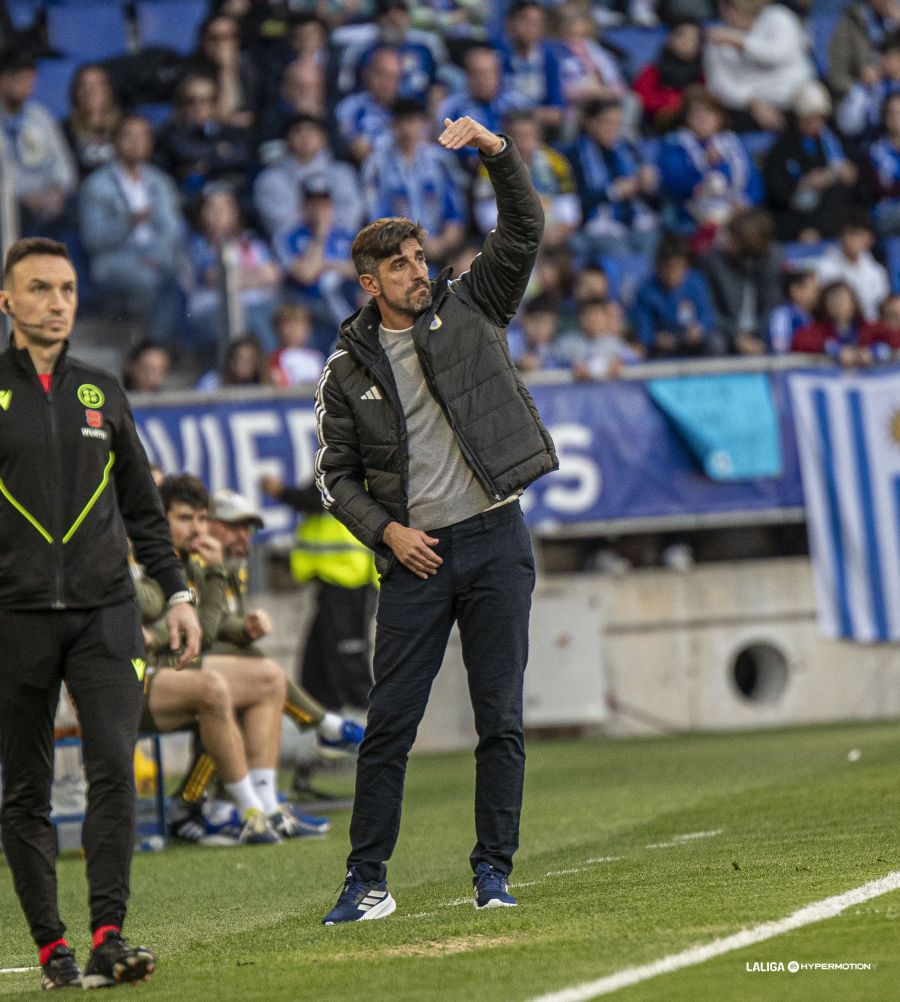Paunovic durante su debut como entrenador del Real Oviedo (LaLiga)