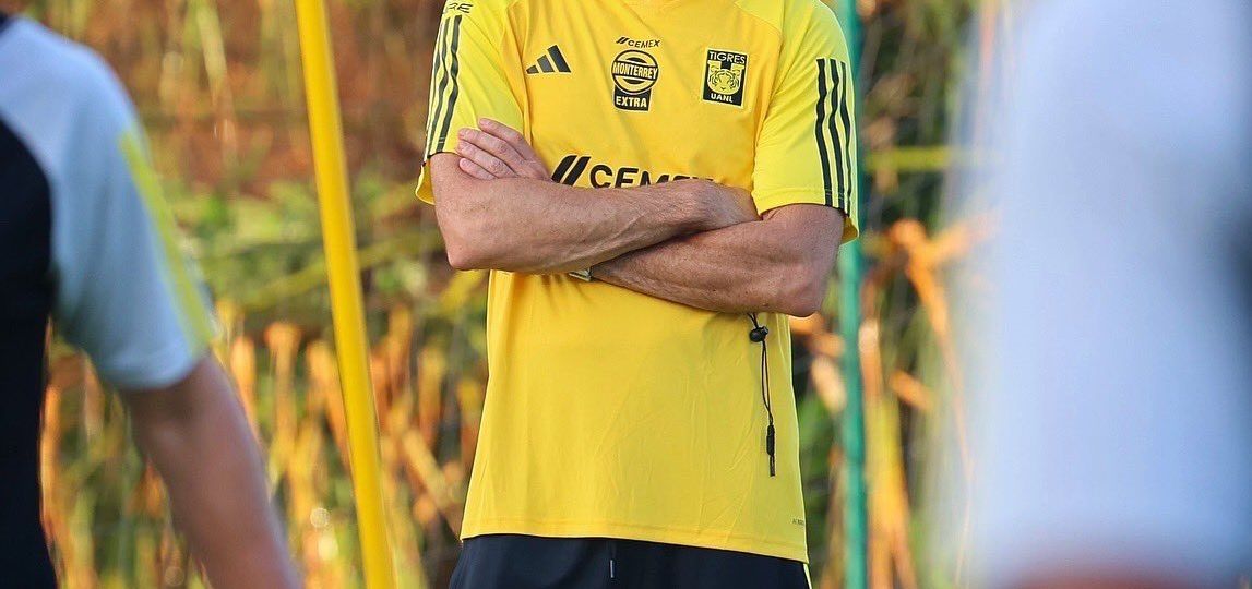 Paunovic durante un entrenamiento (@TigresOficial)