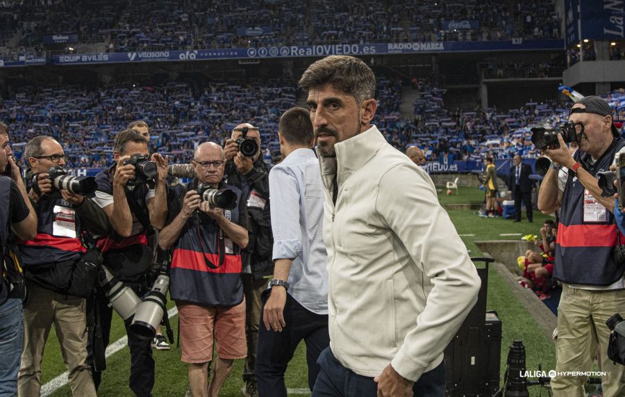 Paunovic en el Tartiere en la final contra el Mirandés (La Liga)